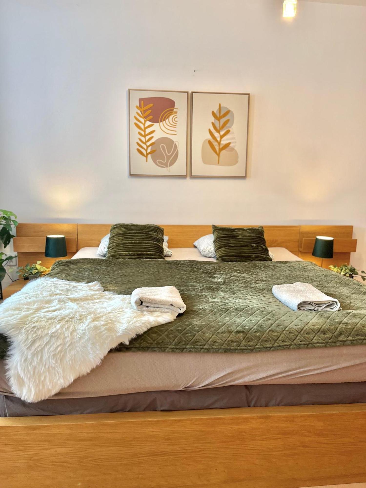 Apartment Tina - Old Town, Ac, Free Private Parking Bratislava Luaran gambar