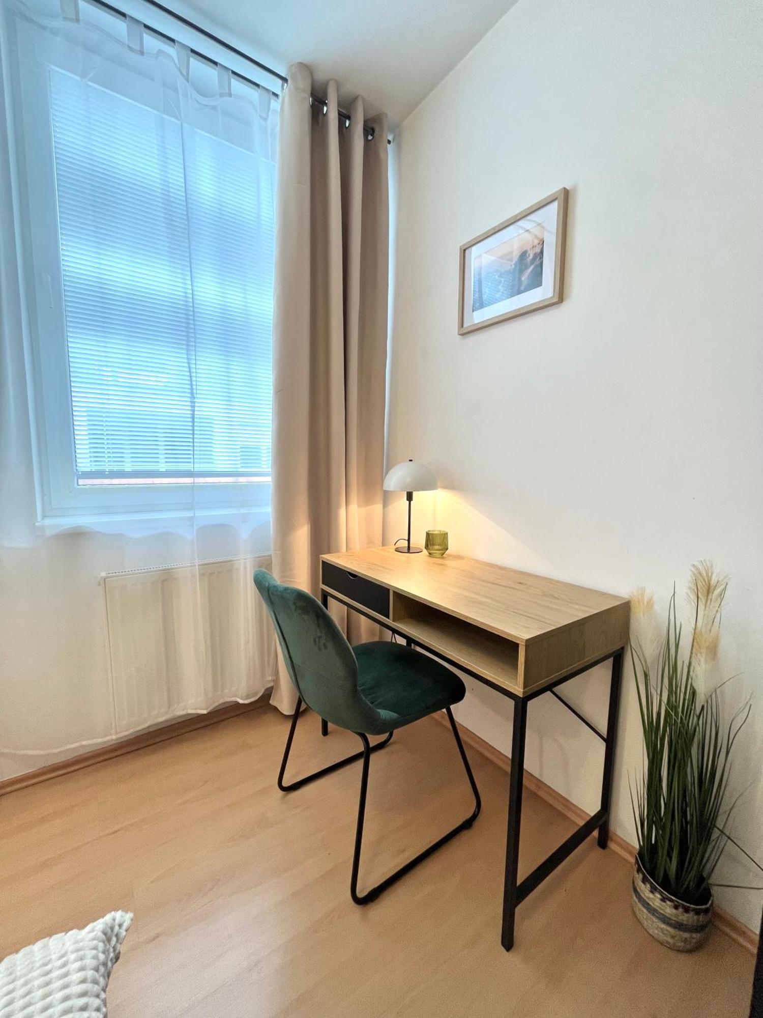 Apartment Tina - Old Town, Ac, Free Private Parking Bratislava Luaran gambar