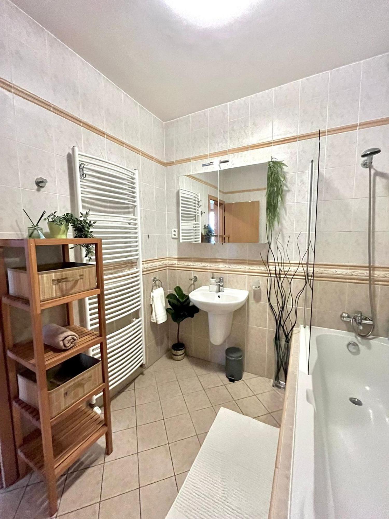Apartment Tina - Old Town, Ac, Free Private Parking Bratislava Luaran gambar