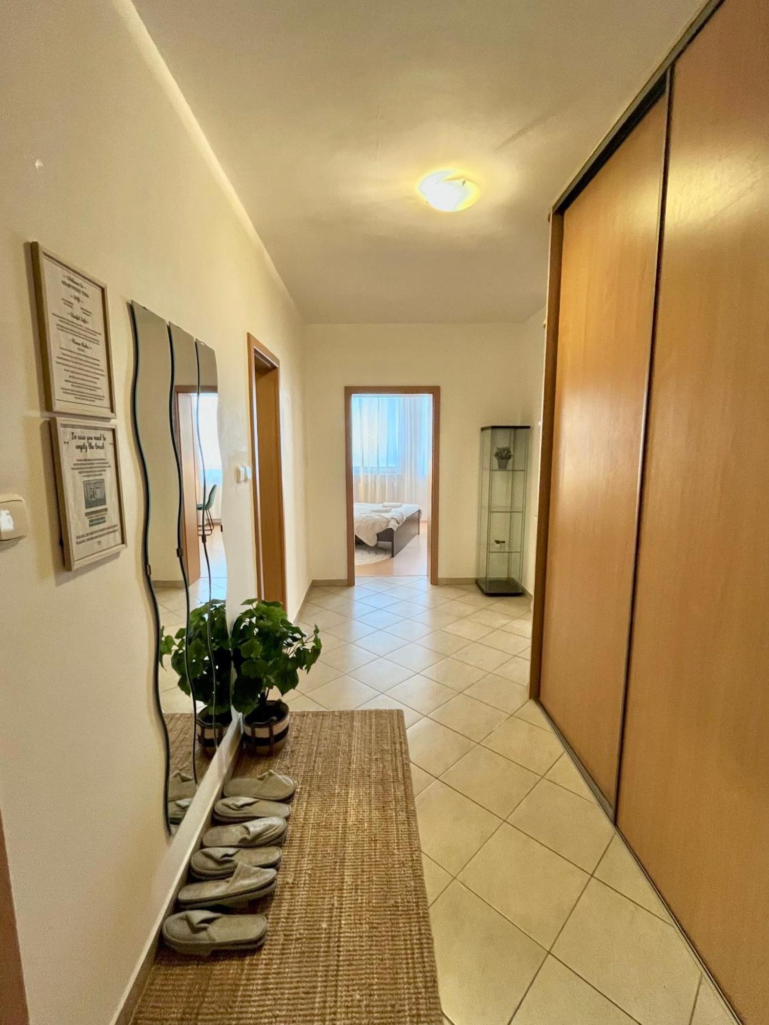 Apartment Tina - Old Town, Ac, Free Private Parking Bratislava Luaran gambar