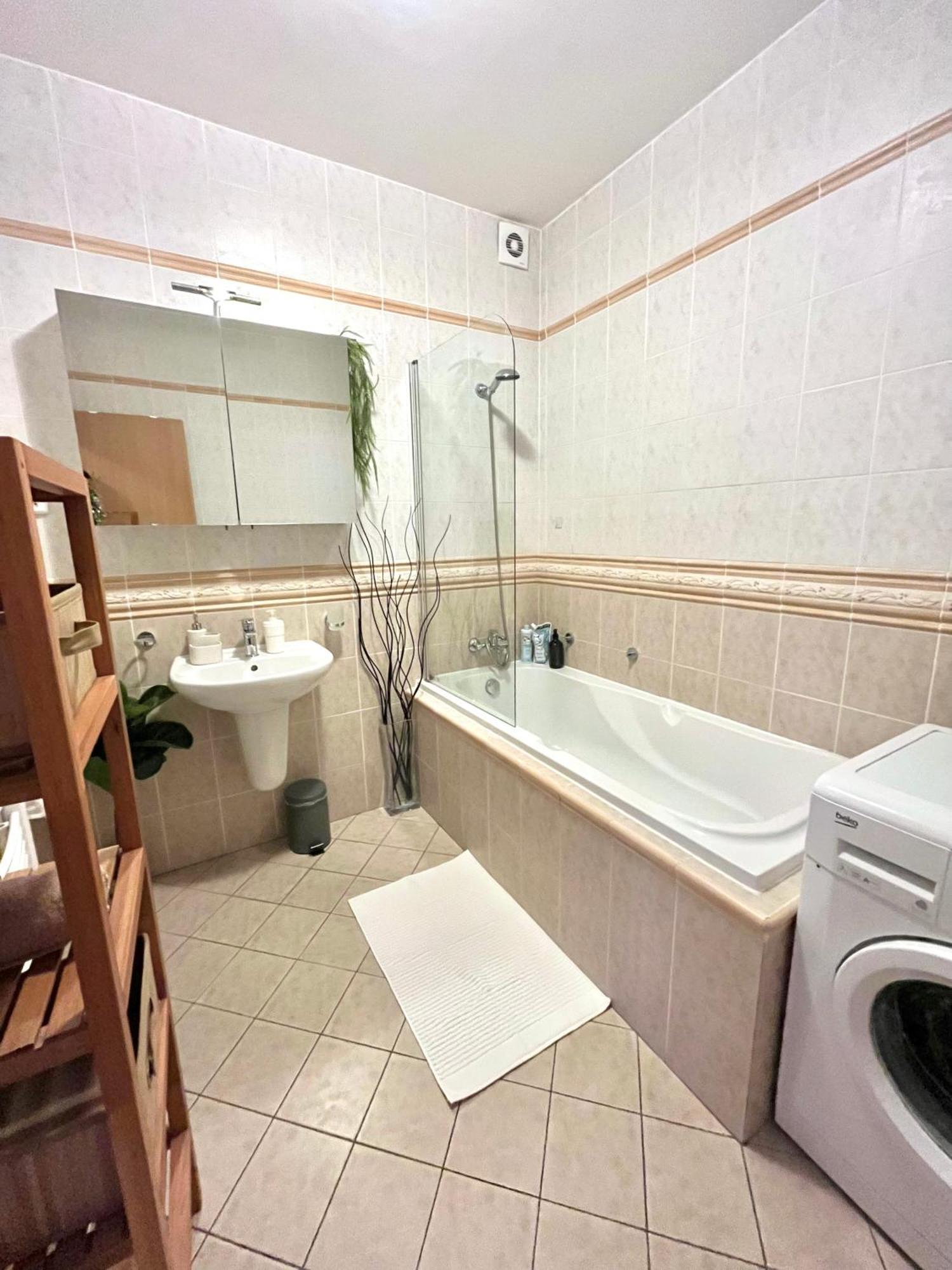 Apartment Tina - Old Town, Ac, Free Private Parking Bratislava Luaran gambar